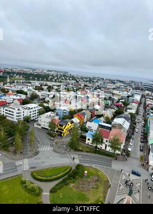 Aus der Vogelperspektive über Reykjavik, vom Hallgrimskirkja Kirchturm. Stockfoto