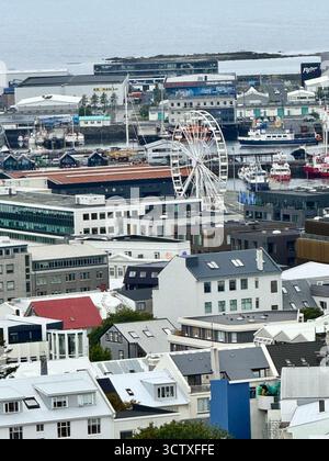 Aus der Vogelperspektive über Reykjavik, vom Hallgrimskirkja Kirchturm. Stockfoto