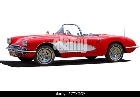 Zweifarbiges Chevrolet Corvette Cabriolet Oldtimer mit Ausschnitt in Rot und weiß isoliert auf weißem Hintergrund elegantes Design und glänzende Chromdetails Stockfoto