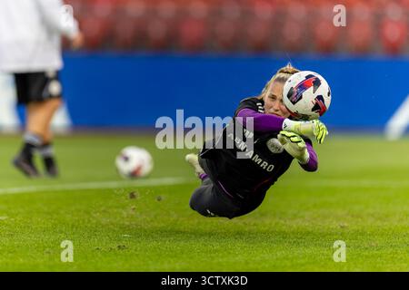 10.08.2025, Zürich, Stadion Letzigrund, Europapokal der Frauen: GC Frauenfussball - Ajax, Torhüterin Regina van Eijk von Ajax in Aktion beim Aufwärmen Stockfoto