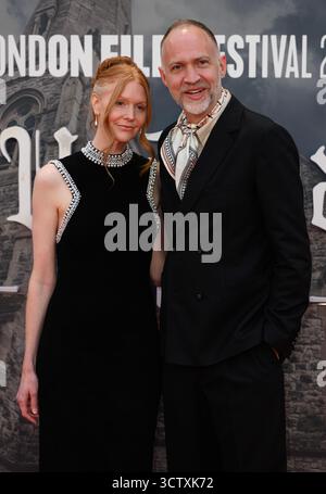London, Großbritannien. Oktober 2025. Katie Chastain und Nathan Johnson nahmen an der Premiere von Wake Up Dead man A Knives Out Story teil, der Eröffnungsnacht des BFI London Film Festivals in der Royal Festival Hall. Quelle: Doug Peters/EMPICS/Alamy Live News Stockfoto