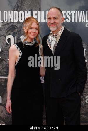 London, Großbritannien. Oktober 2025. Katie Chastain und Nathan Johnson nahmen an der Premiere von Wake Up Dead man A Knives Out Story teil, der Eröffnungsnacht des BFI London Film Festivals in der Royal Festival Hall. Quelle: Doug Peters/EMPICS/Alamy Live News Stockfoto