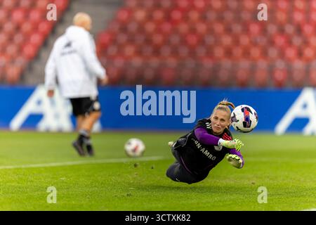 10.08.2025, Zürich, Stadion Letzigrund, Europapokal der Frauen: GC Frauenfussball - Ajax, Torhüterin Regina van Eijk von Ajax in Aktion beim Aufwärmen Stockfoto