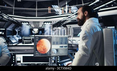 Astronauten fliegen zusammen auf einem Raumschiff, das den Mars erforscht, um wissenschaftliche Erkenntnisse zu fördern. Kosmonaut in einem Raumfahrzeug, das vor der Landung auf dem Roten Planeten einsatzbereit ist Stockfoto