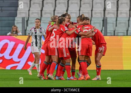 Turin, Italien. Oktober 2025. Die Spieler von Benfica feiern das Tor während des Spiels der UEFA Women's Champions League 2025/26 zwischen Juventus FC und SL Benfica im Juventus-Stadion. Endpunktzahl: Juventus 2:1 Benfica. Quelle: SOPA Images Limited/Alamy Live News Stockfoto