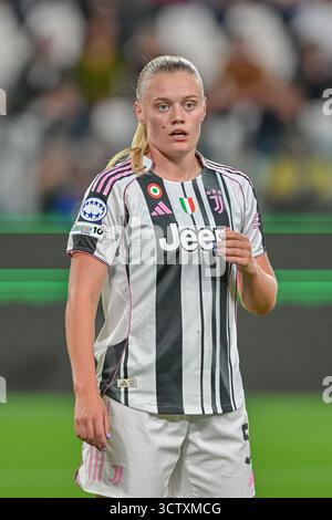 Turin, Italien. Oktober 2025. Mathilde Harviken von Juventus wurde während des Spiels der UEFA Women's Champions League 2025/26 zwischen Juventus FC und SL Benfica im Juventus Stadion gesehen. Endpunktzahl: Juventus 2:1 Benfica. Quelle: SOPA Images Limited/Alamy Live News Stockfoto
