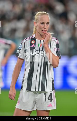 Turin, Italien. Oktober 2025. Amalie Vangsgaard von Juventus wurde während des Spiels der UEFA Women's Champions League 2025/26 zwischen Juventus FC und SL Benfica im Juventus Stadion gesehen. Endpunktzahl: Juventus 2:1 Benfica. Quelle: SOPA Images Limited/Alamy Live News Stockfoto
