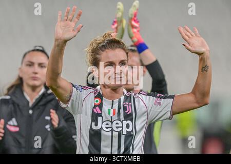 Turin, Italien. Oktober 2025. Cristiana Girelli von Juventus wurde während des Spiels der UEFA Women's Champions League 2025/26 zwischen Juventus FC und SL Benfica im Juventus Stadion gesehen. Endpunktzahl: Juventus 2:1 Benfica. Quelle: SOPA Images Limited/Alamy Live News Stockfoto