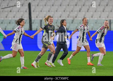 Turin, Italien. Oktober 2025. Die Spieler von Juventus feiern den Sieg beim Spiel der UEFA Women's Champions League 2025/26 zwischen Juventus FC und SL Benfica im Juventus-Stadion. Endpunktzahl: Juventus 2:1 Benfica. Quelle: SOPA Images Limited/Alamy Live News Stockfoto