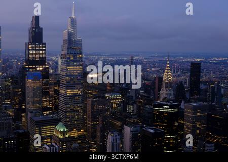 Nachtblick auf Midtown Manhattan mit einem Vanderbilt, 270 Park Avenue aka JP Morgan Chase Building und Chrysler Building. New York City, USA Stockfoto
