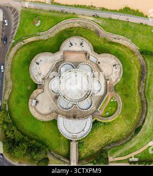 Von oben nach unten geöffnete Drohnenansicht der symmetrischen Kleeblattform von Deal Castle in Kent Stockfoto