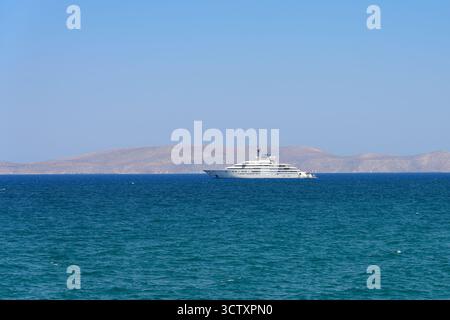 Heraklion, Kreta, Griechenland, 20. August. 2025. Mega Yacht Opera im Besitz von Scheich Abdullah bin Zayed Al Nahyan, Abu Dhabi Royal Family, vor dem Mittelmeer vor Anker Stockfoto
