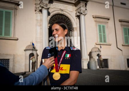 Rom, Rm, Italien. Oktober 2025. Die Volleyballnationalmannschaften der Frauen und Männer verlassen nach einem Treffen mit Präsident Mattarella das Quirinale, nachdem sie ihre jeweiligen Weltmeisterschaftssiege erreicht haben. ANNA DANESI spricht mit der Presse. (Kreditbild: © Marco Di Gianvito/ZUMA Press Wire) NUR REDAKTIONELLE VERWENDUNG! Nicht für kommerzielle ZWECKE! Stockfoto