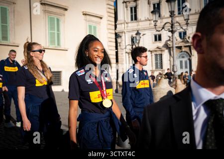 Rom, Rm, Italien. Oktober 2025. Die Volleyballnationalmannschaften der Frauen und Männer verlassen nach einem Treffen mit Präsident Mattarella das Quirinale, nachdem sie ihre jeweiligen Weltmeisterschaftssiege erreicht haben. LOVE OMORUYI (Credit Image: © Marco Di Gianvito/ZUMA Press Wire) NUR REDAKTIONELLE VERWENDUNG! Nicht für kommerzielle ZWECKE! Stockfoto