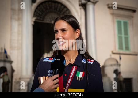 Rom, Rm, Italien. Oktober 2025. Die Volleyballnationalmannschaften der Frauen und Männer verlassen nach einem Treffen mit Präsident Mattarella das Quirinale, nachdem sie ihre jeweiligen Weltmeisterschaftssiege erreicht haben. ANNA DANESI spricht mit der Presse. (Kreditbild: © Marco Di Gianvito/ZUMA Press Wire) NUR REDAKTIONELLE VERWENDUNG! Nicht für kommerzielle ZWECKE! Stockfoto
