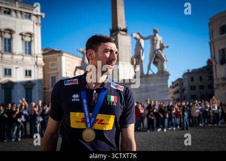 Rom, Rm, Italien. Oktober 2025. Die Volleyballnationalmannschaften der Frauen und Männer verlassen nach einem Treffen mit Präsident Mattarella das Quirinale, nachdem sie ihre jeweiligen Weltmeisterschaftssiege erreicht haben. SIMONE ANZANI. (Kreditbild: © Marco Di Gianvito/ZUMA Press Wire) NUR REDAKTIONELLE VERWENDUNG! Nicht für kommerzielle ZWECKE! Stockfoto