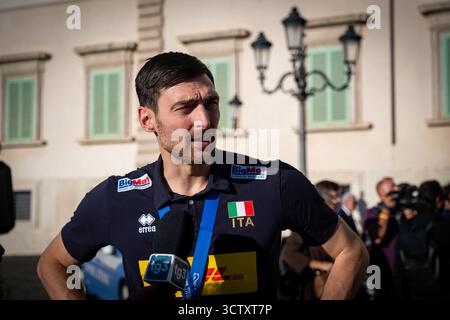 Rom, Rm, Italien. Oktober 2025. Die Volleyballnationalmannschaften der Frauen und Männer verlassen nach einem Treffen mit Präsident Mattarella das Quirinale, nachdem sie ihre jeweiligen Weltmeisterschaftssiege erreicht haben. SIMONE ANZANI spricht mit der Presse. (Kreditbild: © Marco Di Gianvito/ZUMA Press Wire) NUR REDAKTIONELLE VERWENDUNG! Nicht für kommerzielle ZWECKE! Stockfoto
