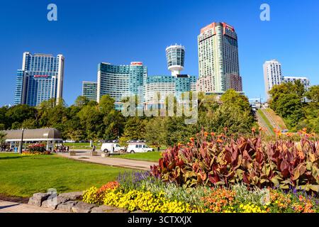 Hotels an den Niagarafällen auf der kanadischen Seite mit Blick auf den Wasserfall Horseshoe. Niaraga Falls, Ontario, Kanada Stockfoto