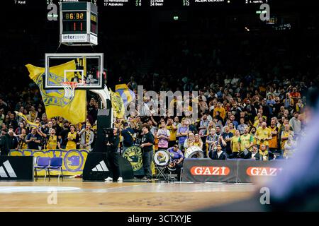 Berlin, Deutschland. Oktober 2025. Berlin, 7. Oktober 2025 Fans von Alba Berlin auf den Tribünen während des Basketball Champions League-Spiels zwischen Alba Berlin und Elan Chalon in der Uber Arena in Berlin. (Gabor Baumgarten/SPP) Credit: SPP Sport Press Photo. /Alamy Live News Stockfoto