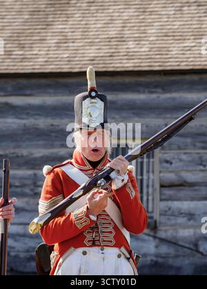 Ein Angestellter/Schauspieler von Parks Canada, der das Gewehr demonstriert. Fort George, Niagara-on-the-Lake, Ontario, Kanada Stockfoto