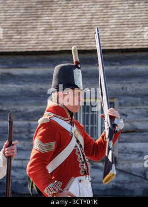 Ein Angestellter/Schauspieler von Parks Canada, der das Gewehr demonstriert. Fort George, Niagara-on-the-Lake, Ontario, Kanada Stockfoto