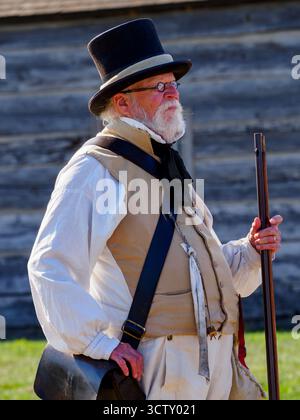 Ein Angestellter/Schauspieler von Parks Canada, der das Gewehr demonstriert. Fort George, Niagara-on-the-Lake, Ontario, Kanada Stockfoto