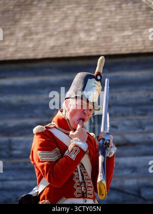 Ein Angestellter/Schauspieler von Parks Canada, der das Gewehr demonstriert. Fort George, Niagara-on-the-Lake, Ontario, Kanada Stockfoto