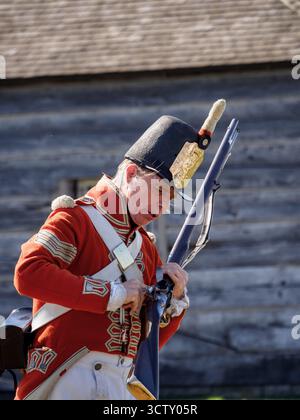 Ein Angestellter/Schauspieler von Parks Canada, der das Gewehr demonstriert. Fort George, Niagara-on-the-Lake, Ontario, Kanada Stockfoto