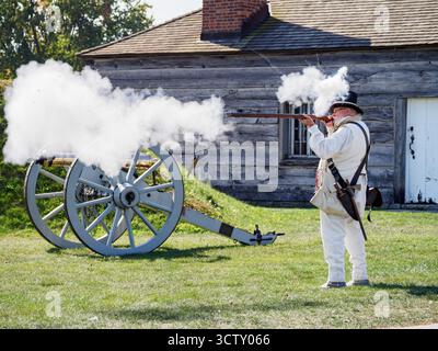 Ein Angestellter/Schauspieler von Parks Canada, der das Gewehr demonstriert. Fort George, Niagara-on-the-Lake, Ontario, Kanada Stockfoto