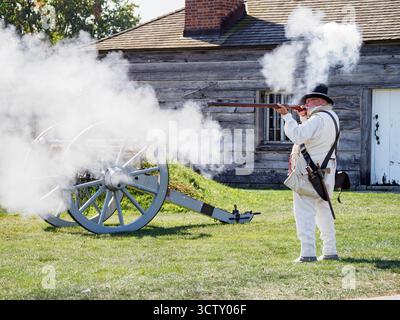 Ein Angestellter/Schauspieler von Parks Canada, der das Gewehr demonstriert. Fort George, Niagara-on-the-Lake, Ontario, Kanada Stockfoto
