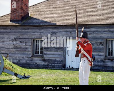 Ein Angestellter/Schauspieler von Parks Canada, der das Gewehr demonstriert. Fort George, Niagara-on-the-Lake, Ontario, Kanada Stockfoto