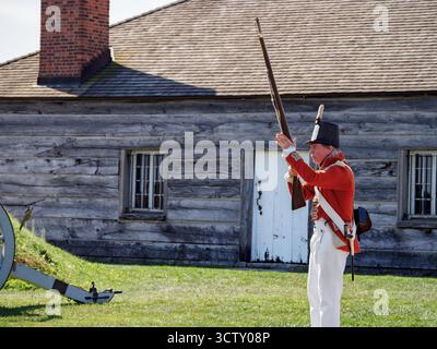 Ein Angestellter/Schauspieler von Parks Canada, der das Gewehr demonstriert. Fort George, Niagara-on-the-Lake, Ontario, Kanada Stockfoto
