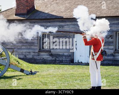 Ein Angestellter/Schauspieler von Parks Canada, der das Gewehr demonstriert. Fort George, Niagara-on-the-Lake, Ontario, Kanada Stockfoto