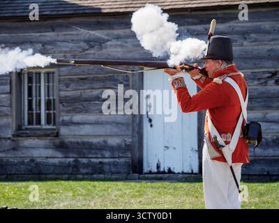 Ein Angestellter/Schauspieler von Parks Canada, der das Gewehr demonstriert. Fort George, Niagara-on-the-Lake, Ontario, Kanada Stockfoto
