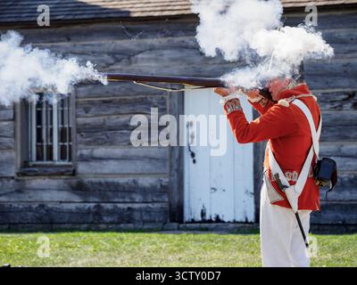 Ein Angestellter/Schauspieler von Parks Canada, der das Gewehr demonstriert. Fort George, Niagara-on-the-Lake, Ontario, Kanada Stockfoto