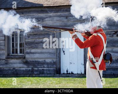 Ein Angestellter/Schauspieler von Parks Canada, der das Gewehr demonstriert. Fort George, Niagara-on-the-Lake, Ontario, Kanada Stockfoto