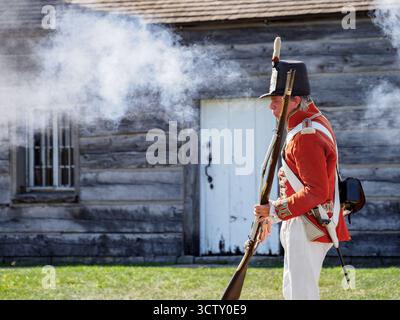 Ein Angestellter/Schauspieler von Parks Canada, der das Gewehr demonstriert. Fort George, Niagara-on-the-Lake, Ontario, Kanada Stockfoto