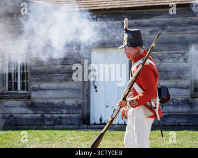 Ein Angestellter/Schauspieler von Parks Canada, der das Gewehr demonstriert. Fort George, Niagara-on-the-Lake, Ontario, Kanada Stockfoto