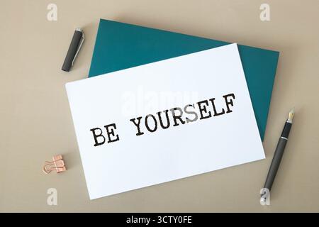 Leuchtkasten mit Motivationsworten für Selbstpflege, positives Denken, psychische Gesundheit, emotionales Wohlbefinden. Draufsicht. Stockfoto