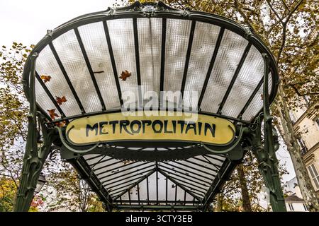 Frankreich, Paris. Jugendstilschild und kunstvoll verzierte Eisen- und Glasabdeckung für eine Metropolitain-Station. Stockfoto