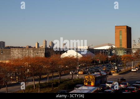 Die 12th Avenue mit Taxis, Bussen und Autos vom High Line Park, Manhattan, New York City, USA Stockfoto