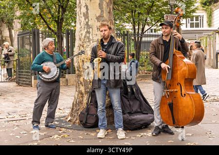 Oktober 2024. Frankreich, Paris. Straßenmusiker, die sich unterhalten. Nur Redaktionelle Verwendung. Stockfoto