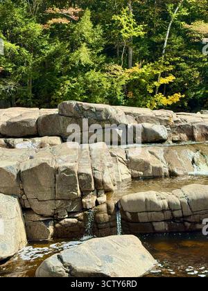 Kleine Kaskaden auf den Felsen von Lower Falls, White Mountain National Park. Stockfoto
