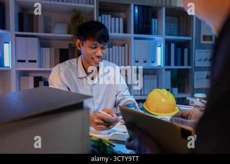Ein vielseitiges Team von Fachleuten teilt Ideen zu architektonischen Layouts und strukturellen Konzepten, wobei der Schwerpunkt auf Teamarbeit, Kreativität und Präzision in m liegt Stockfoto