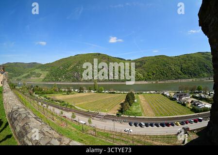 Blick von Schloss Reichenstein am Rhein, fotografiert mit Weitwinkelobjektiv, Deutschland Stockfoto