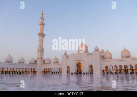 Berühmte Abu Dhabi Moschee in den Vereinigten Arabischen Emiraten (Scheich-Zayed-Moschee). Stockfoto