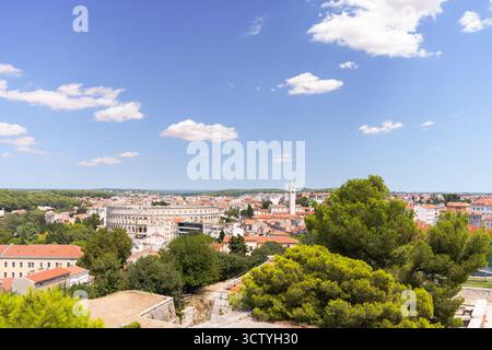Panoramablick auf die Stadt Pula mit der antiken römischen Arena Stockfoto