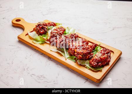Chicken Wings Skinned Wings mit süßer und würziger Sauce und Sesamsamen Stockfoto