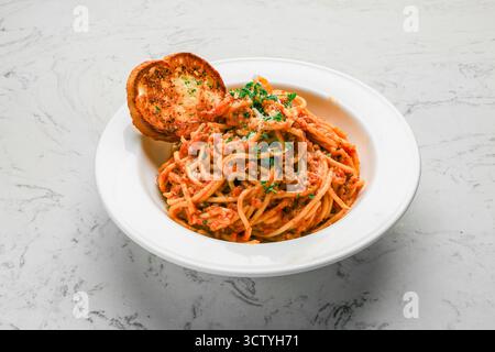 Spaghetti Marinara Tomatensauce, frisches Basilikum, extra natives Olivenöl und Parmesan Stockfoto