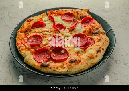 Pepperoni Tomatensauce, köstliche Scheiben fein geschnittener Paprika, Mozzarella und gehackte Jalapeños Pizza Stockfoto